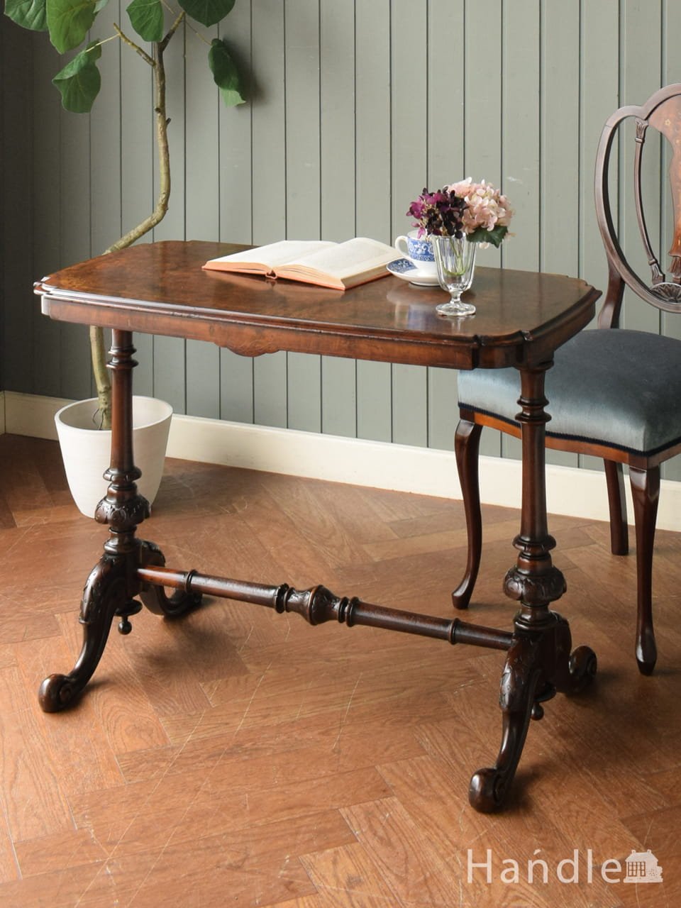 英国のアンティーク家具、マホガニー材の杢目が美しいサイドテーブル(q